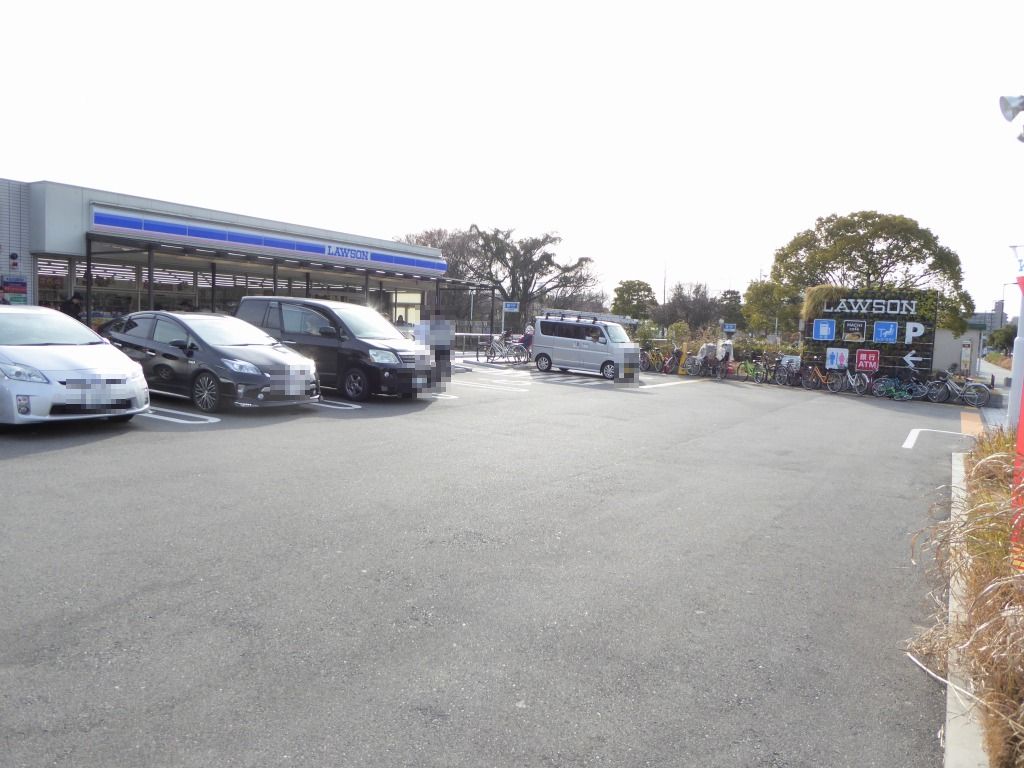コンビニ　ローソン鶴見緑地駅前店（コンビニ）まで587m