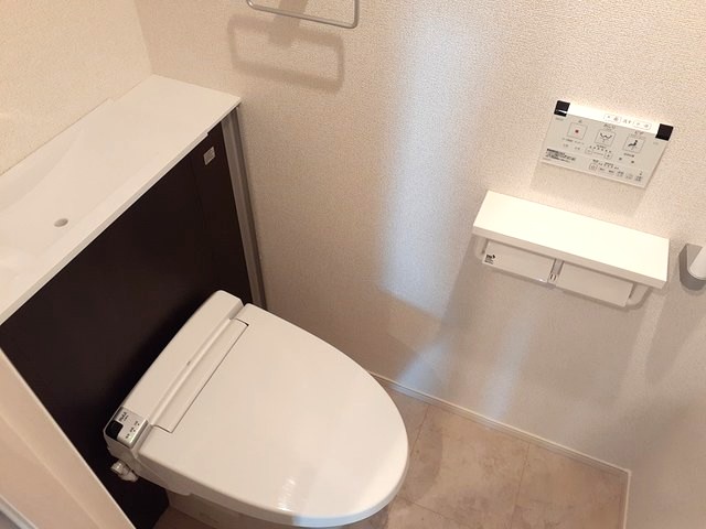 トイレ　落ち着いた色調のトイレです♪