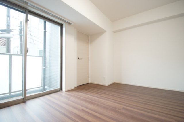居室・リビング　落ち着いた色合いの床材を使用した居住空間です。