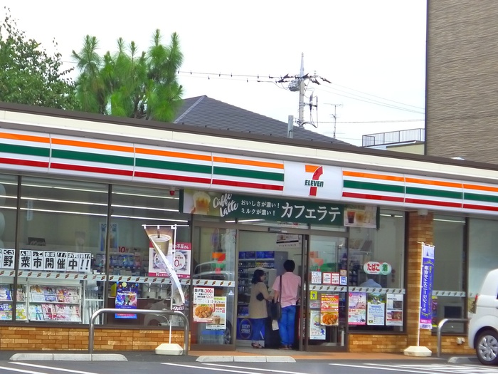 コンビニ　セブンイレブン（コンビニ）まで650m