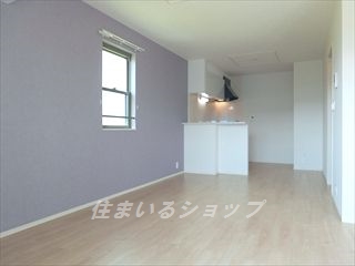 居室・リビング　便利なカウンター、エアコン付き