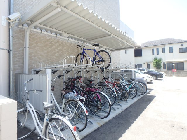 その他共有部分　屋根付き駐輪スペースです