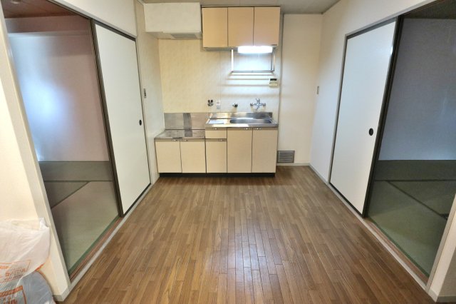 プールバール吉川の居間写真