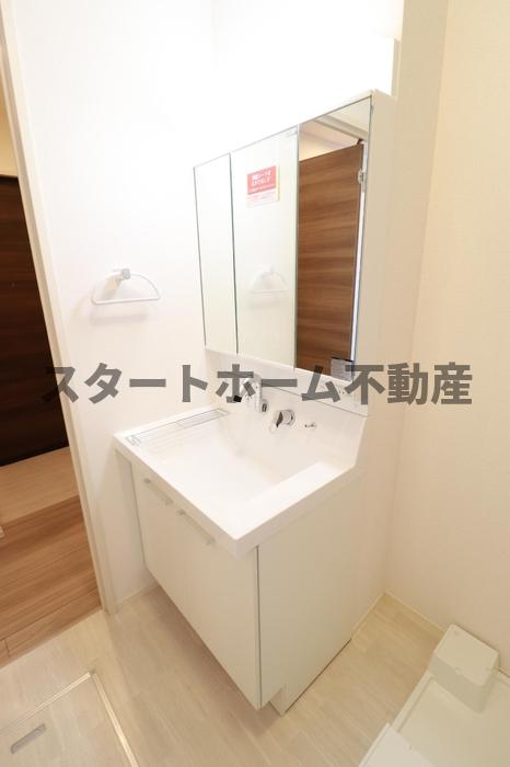洗面設備　明るい洗面所です