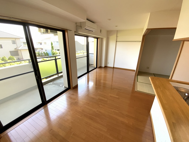 居室・リビング　他室参考写真　窓が2ヶ所あり明るいです