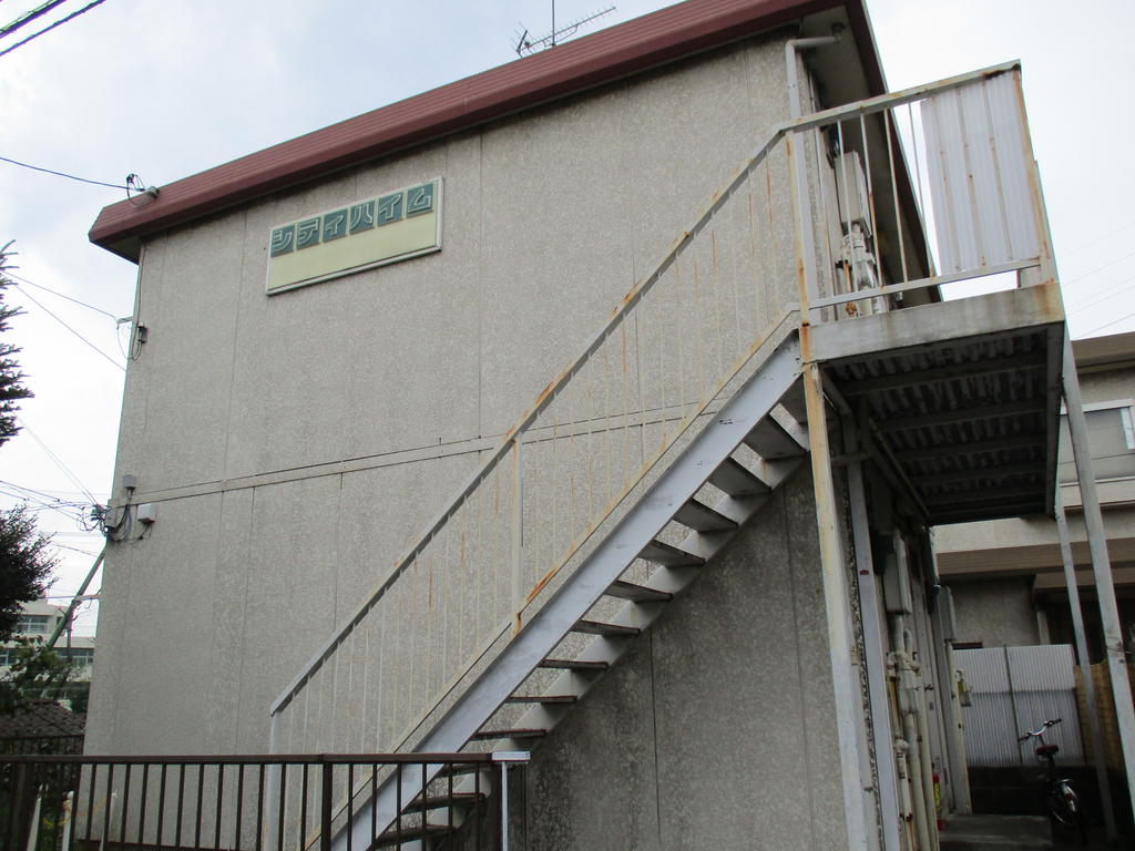 横浜市神奈川区六角橋のアパートの建物外観