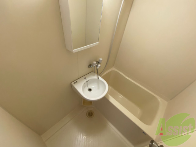 バス・シャワールーム　白くきれいな浴室です、シンプルで使い易い作りになっています