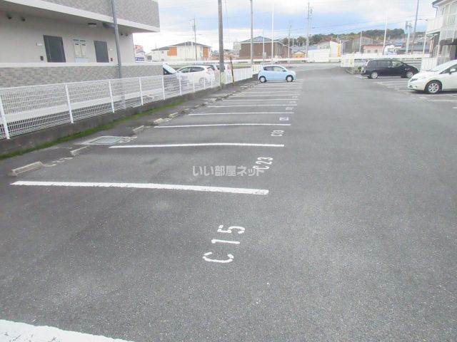 【SurplusウィステリアCの駐車場】
