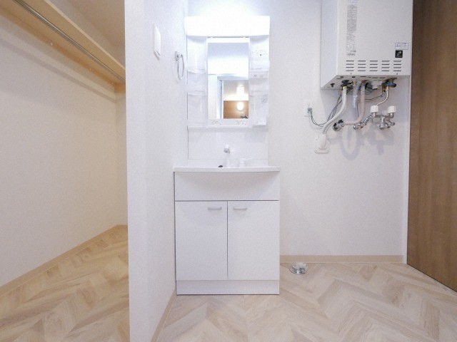 洗面設備　忙しい朝にうれしいシャンプードレッサー付きです♪