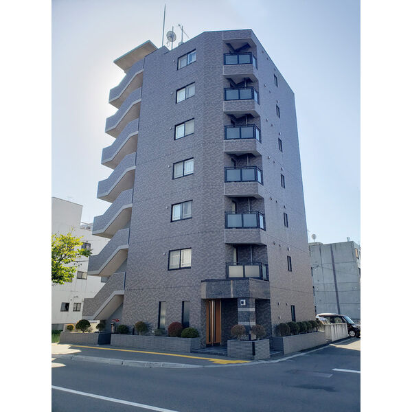 札幌市北区北三十二条西のマンションの建物外観