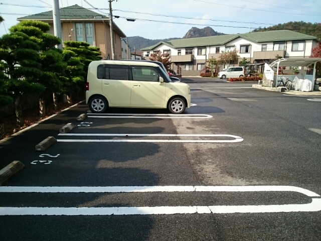 【カーサ・デルソーレIの駐車場】