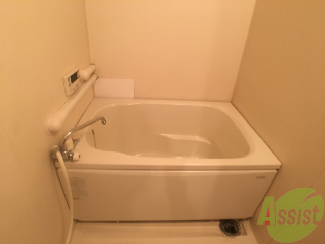 バス・シャワールーム　白くきれいな浴室です、トイレ別、脱衣所ありで使いやすい