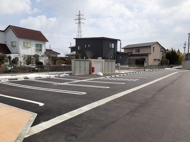 【砺波市中村のアパートの駐車場】