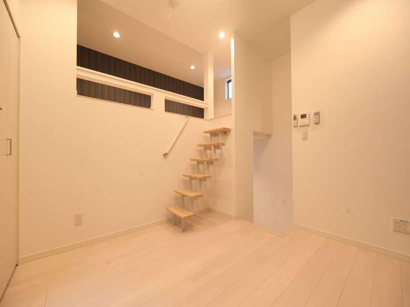 居室・リビング　洋室5.8帖　上階ロフト5.3帖（収納・部屋でも使えます）