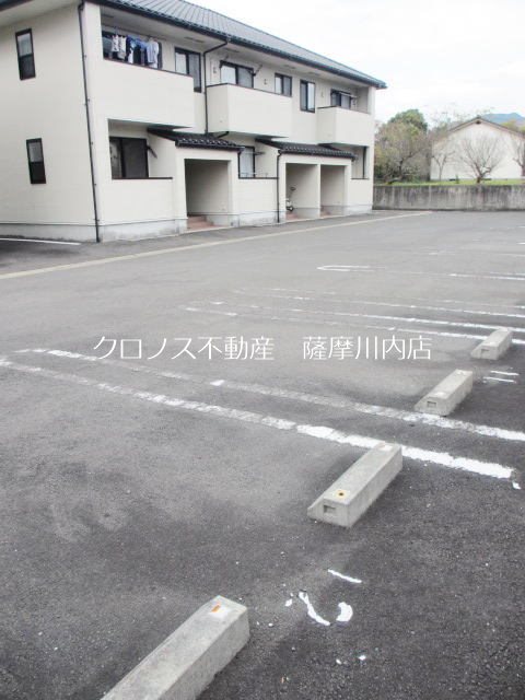 【出水市麓町のアパートの駐車場】