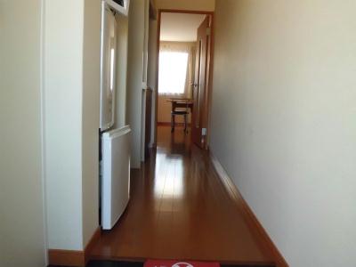 玄関　南側の窓から明るい光が射し込みます。