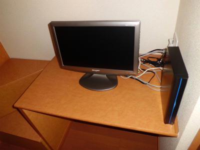 その他　テレビ右側の端末がレオネット。