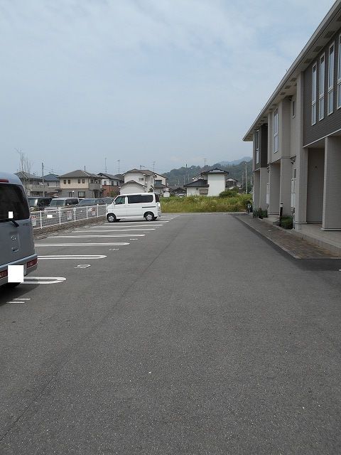 【新居浜市又野のアパートの駐車場】