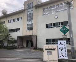 【長崎市家野町のマンションの小学校】