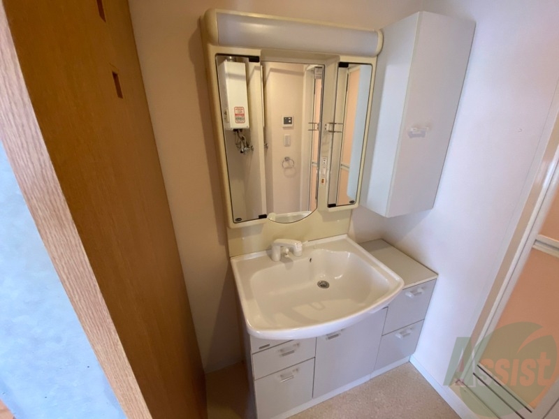 洗面設備　独立洗面台です。大きくてよいですね。シャンプーもできます。