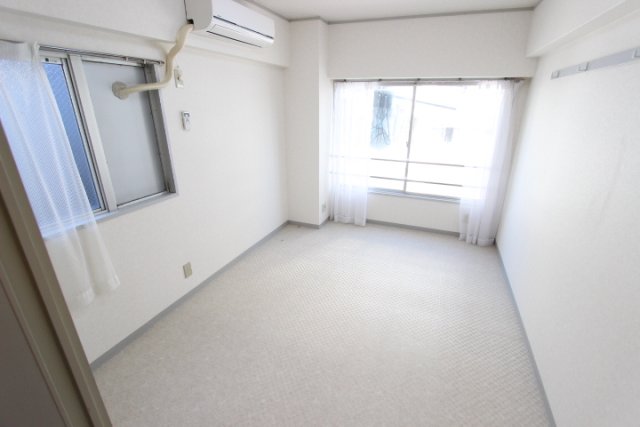 居室・リビング　同物件、別号室のものです。