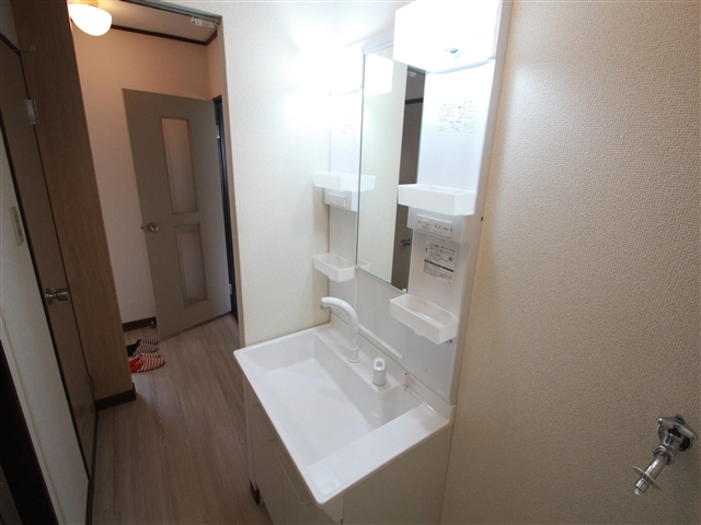 洗面設備　綺麗な洗面台です。