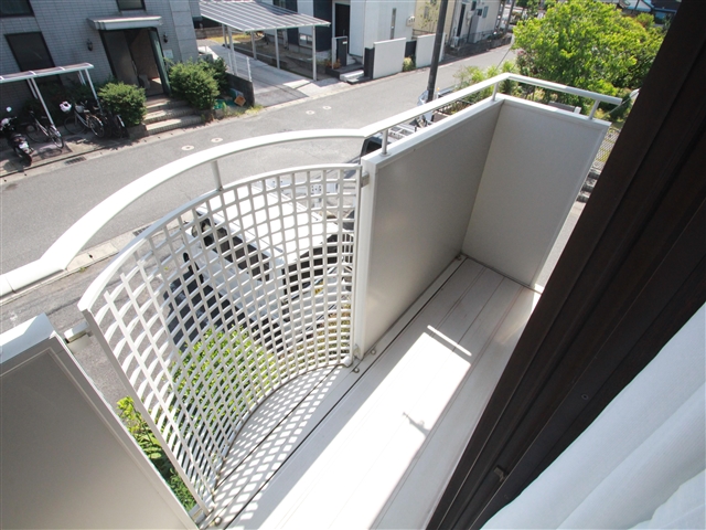 バルコニー　南向きなのでベランダで洗濯物も干せます。