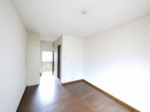 居室・リビング　開放的な居間です