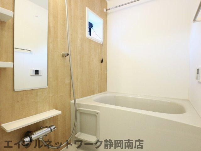 バス・シャワールーム　コンパクトで使いやすいお風呂です