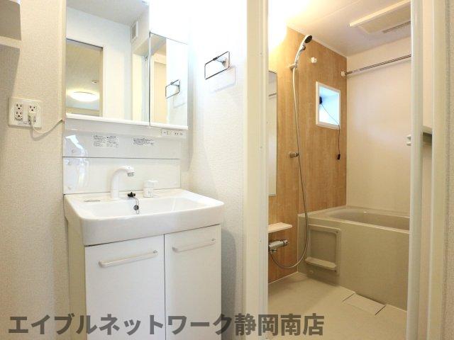 洗面設備　使いやすい洗面所です