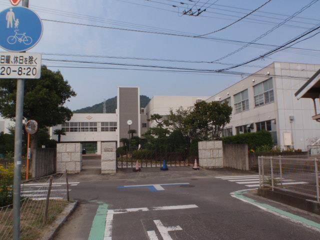 小学校　宇多津町立宇多津小学校（小学校）まで440m