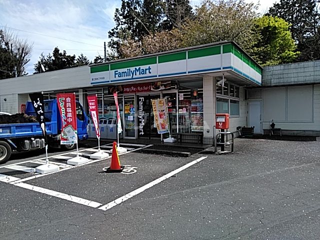 コンビニ　ファミリーマート（コンビニ）まで726m