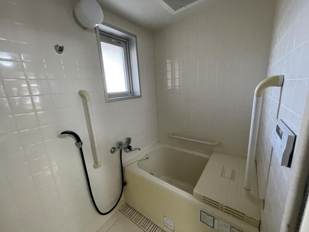 バス・シャワールーム　追焚付のガス給湯器が設置されています。