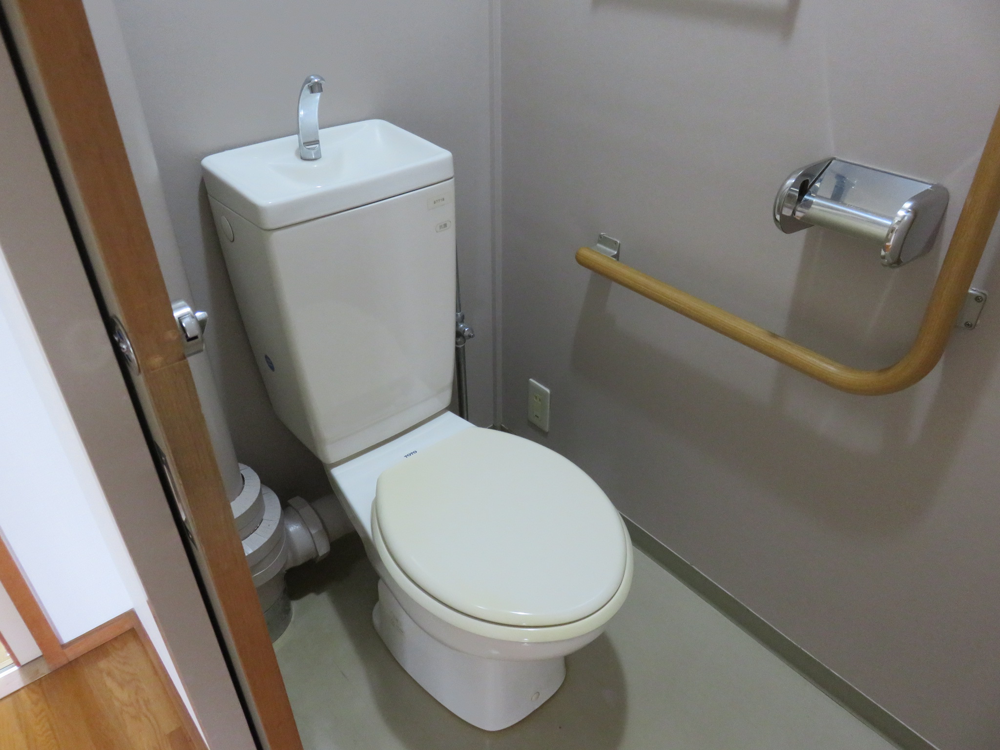 トイレ　手摺付きです。