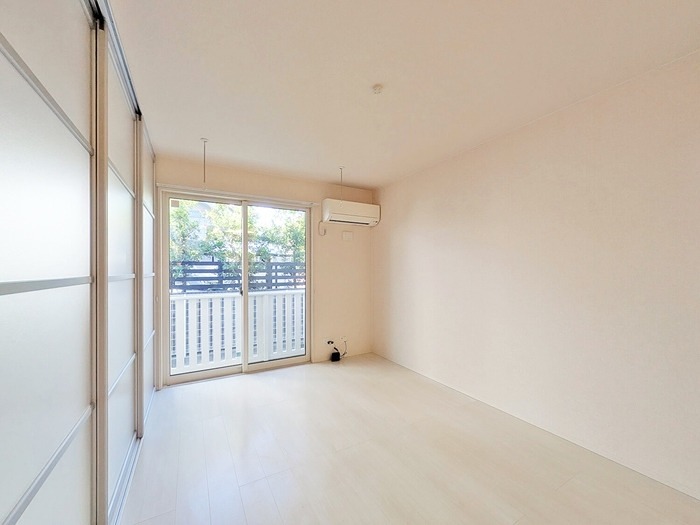 居室・リビング　エアコン完備の10畳です。