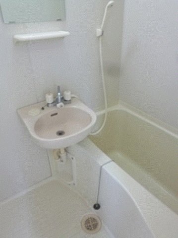 バス・シャワールーム　コンパクトで使いやすいお風呂です