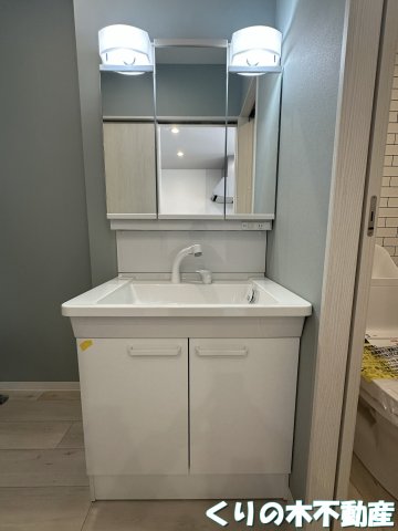 洗面設備　独立洗面台、朝の身支度には欠かせません