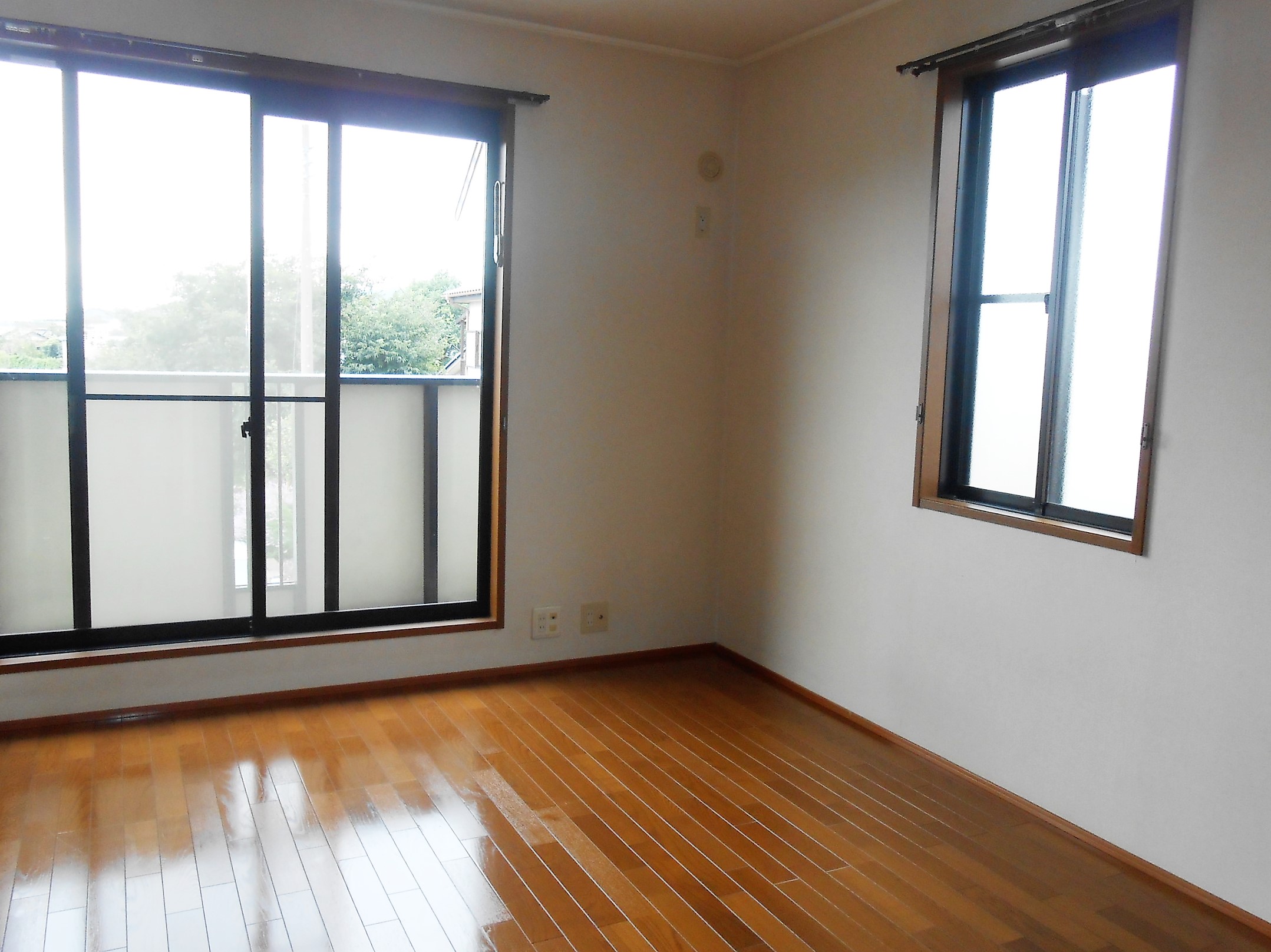 その他部屋・スペース　2面採光で明るい洋室です。日当たり良好！