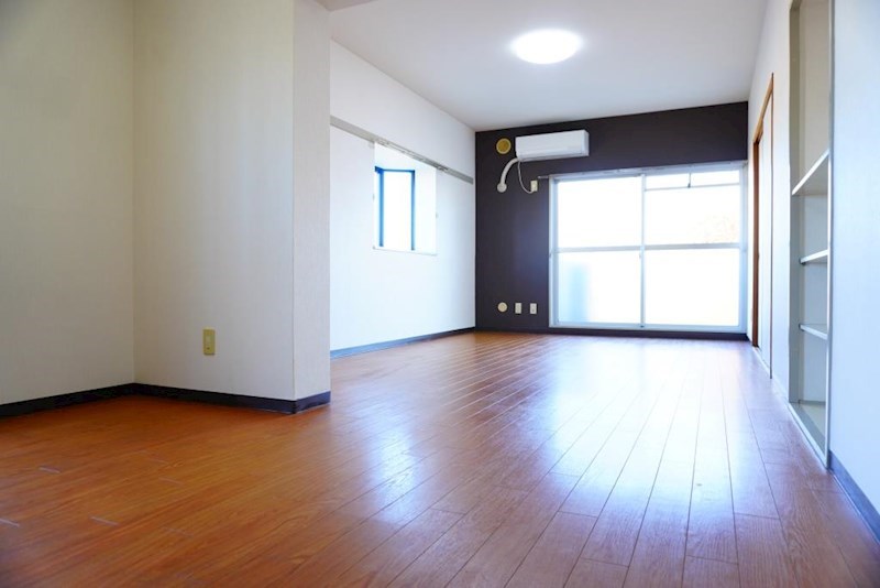 居室・リビング　バルコニーに面した洋室14.1帖