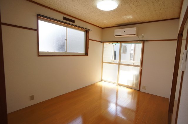 居室・リビング　二面採光の明るいお部屋♪