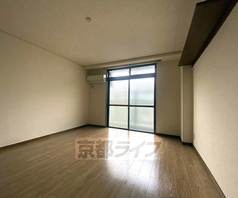 居室・リビング　落ち着いた雰囲気のお部屋です