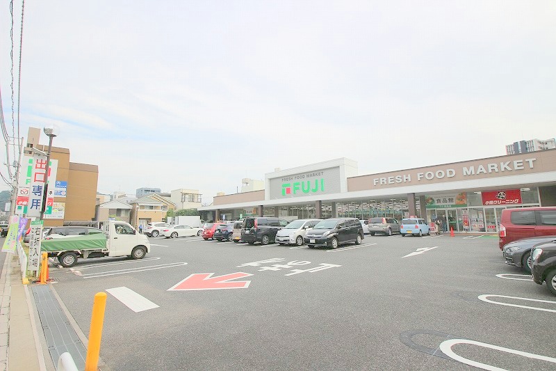 スーパー　フジ白島店（スーパー）まで385m