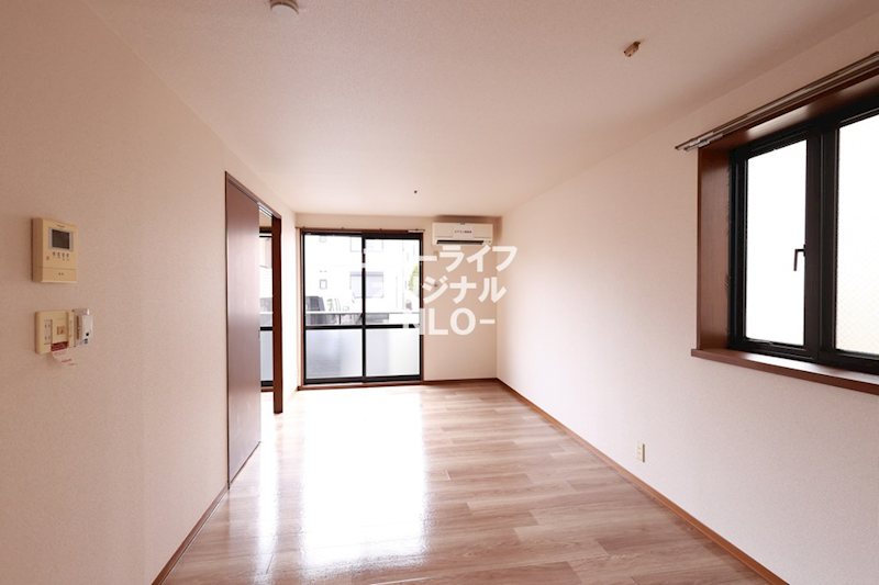 居室・リビング　角部屋に付き2面採光の明るいお部屋です☆