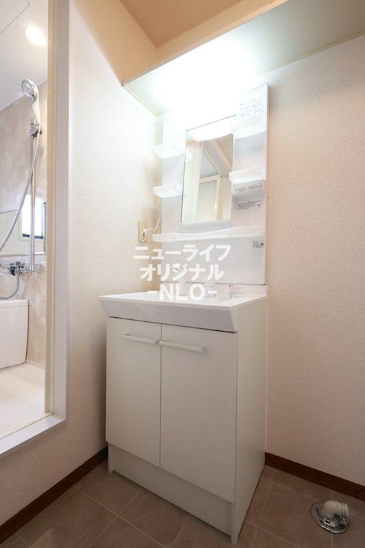 洗面設備　シャワー付き洗面台で忙しい朝の支度もラクラク☆