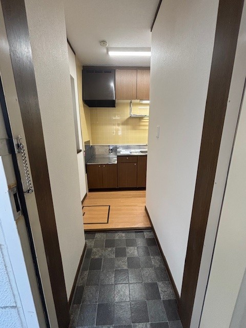 玄関　※別号室の参考写真となります。