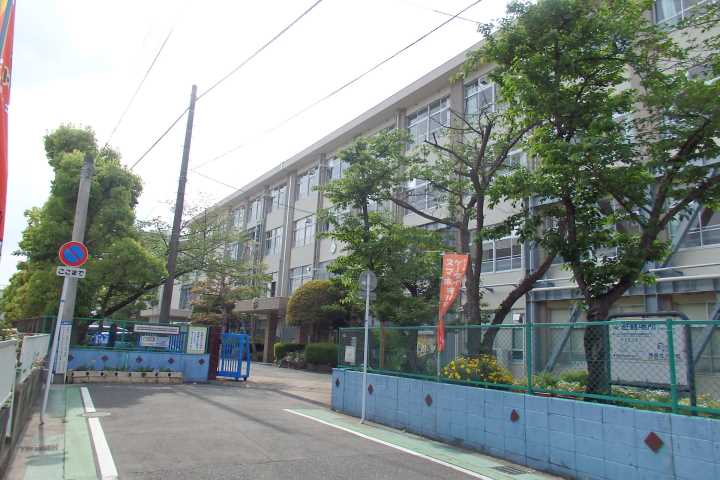 小学校　福岡市立小学校西長住小学校（小学校）まで1597m