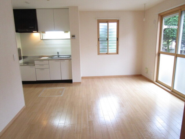 居室・リビング　角部屋で窓が多く明るいリビングです