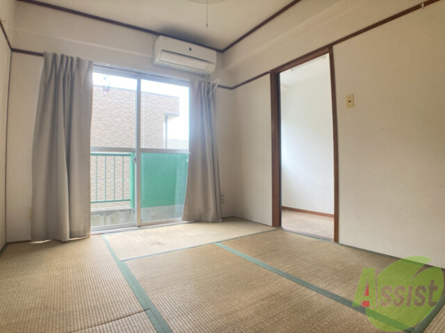 居室・リビング　６帖の和室です。陽が差し込んできますね。