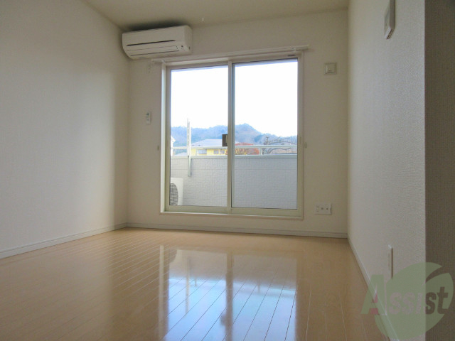 居室・リビング　陽の光が差し込む明るいお部屋は気持がいいですね～