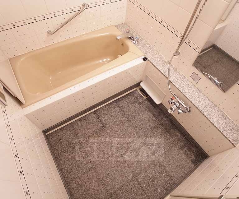 バス・シャワールーム　追い炊き機能付きの広い浴室。